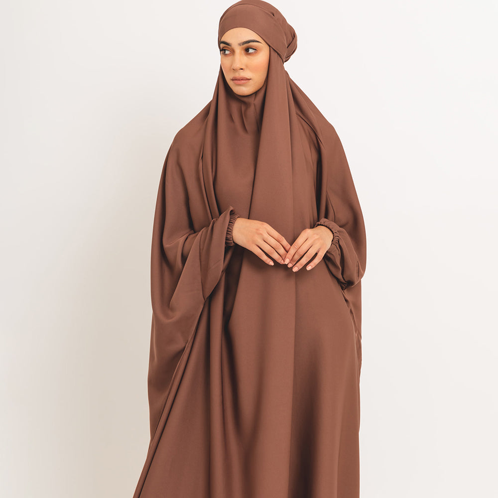 Classico khimar marrone con polsini elasticizzati e laccio sul retro